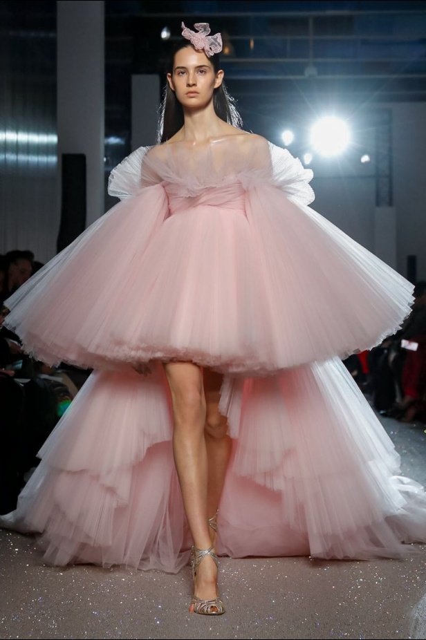 مجموعة الألبسة الراقية من جيامباتيستا فالي لربيع 2019