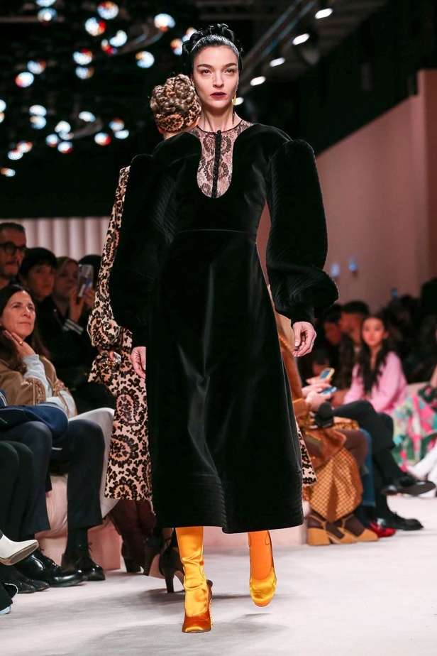 مجموعة فندي FENDI لخريف وشتاء 2020-2021 خلال اسبوع الموضة في ميلانو 