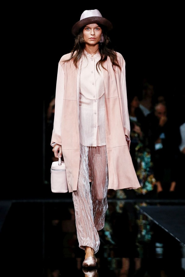 اسبوع الموضة في ميلان 2019 عرض أزياء Emporio Armani لربيع وصيف 2020 من ميلان