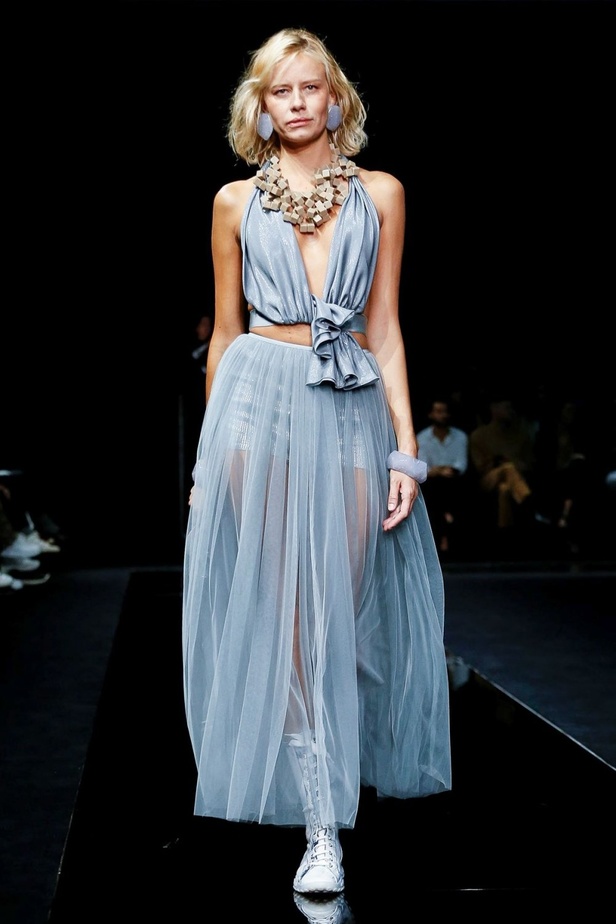 اسبوع الموضة في ميلان 2019 عرض أزياء Emporio Armani لربيع وصيف 2020 من ميلان