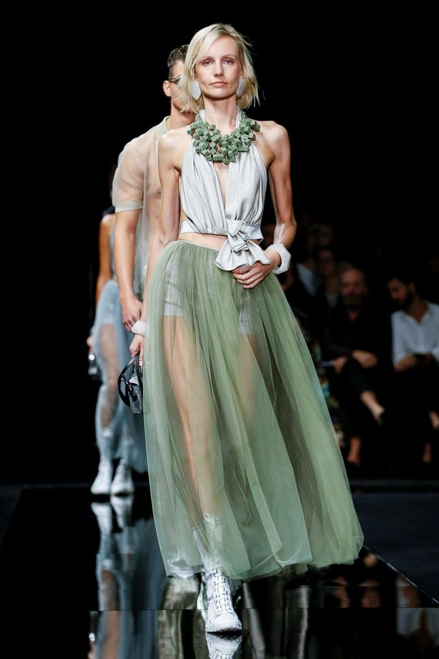 اسبوع الموضة في ميلان 2019 عرض أزياء Emporio Armani لربيع وصيف 2020 من ميلان