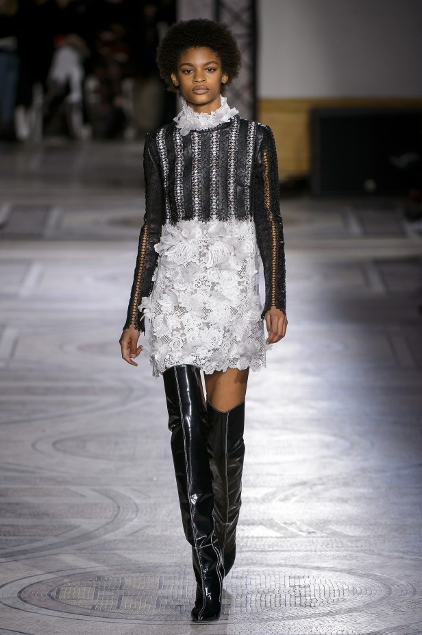 مجموعة Giambatista Valli من الألبسة الفاخرة لربيع وصيف 2018