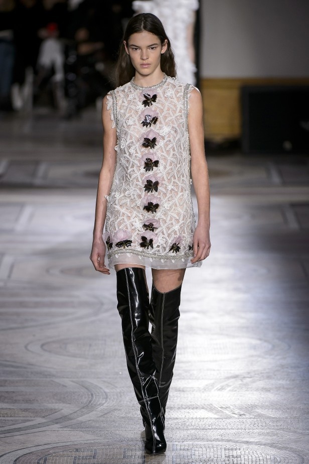 مجموعة Giambatista Valli من الألبسة الفاخرة لربيع وصيف 2018