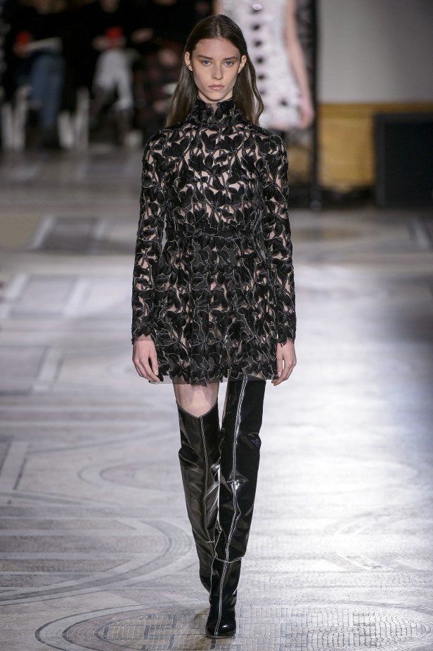 مجموعة Giambatista Valli من الألبسة الفاخرة لربيع وصيف 2018