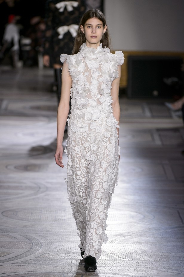 مجموعة Giambatista Valli من الألبسة الفاخرة لربيع وصيف 2018