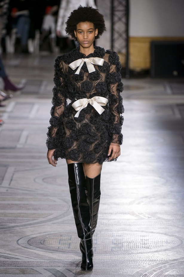 مجموعة Giambatista Valli من الألبسة الفاخرة لربيع وصيف 2018