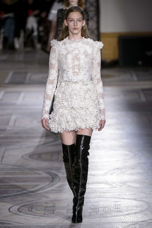 مجموعة Giambatista Valli من الألبسة الفاخرة لربيع وصيف 2018