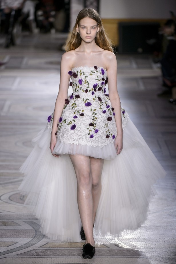 مجموعة Giambatista Valli من الألبسة الفاخرة لربيع وصيف 2018