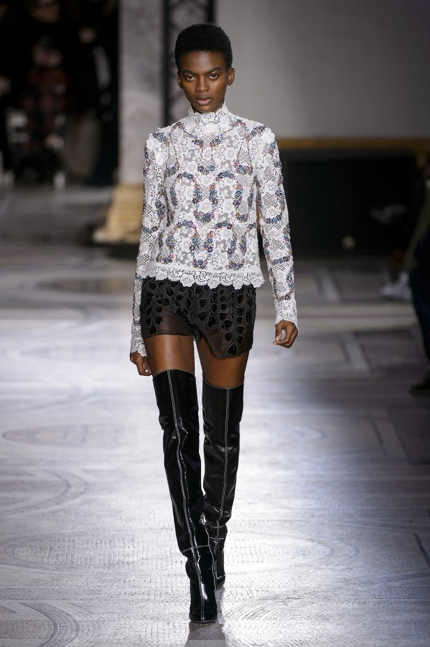 مجموعة Giambatista Valli من الألبسة الفاخرة لربيع وصيف 2018