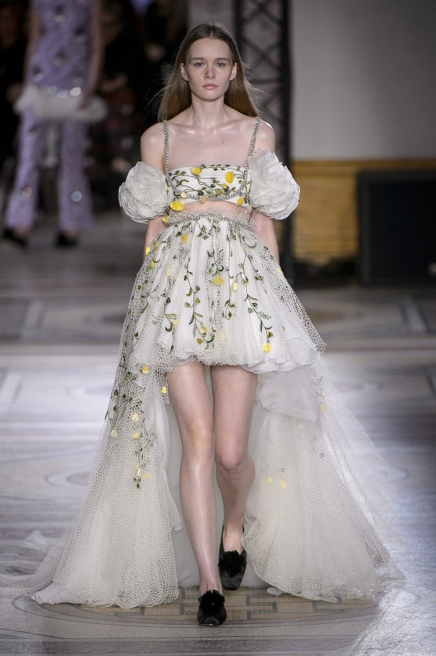 مجموعة Giambatista Valli من الألبسة الفاخرة لربيع وصيف 2018