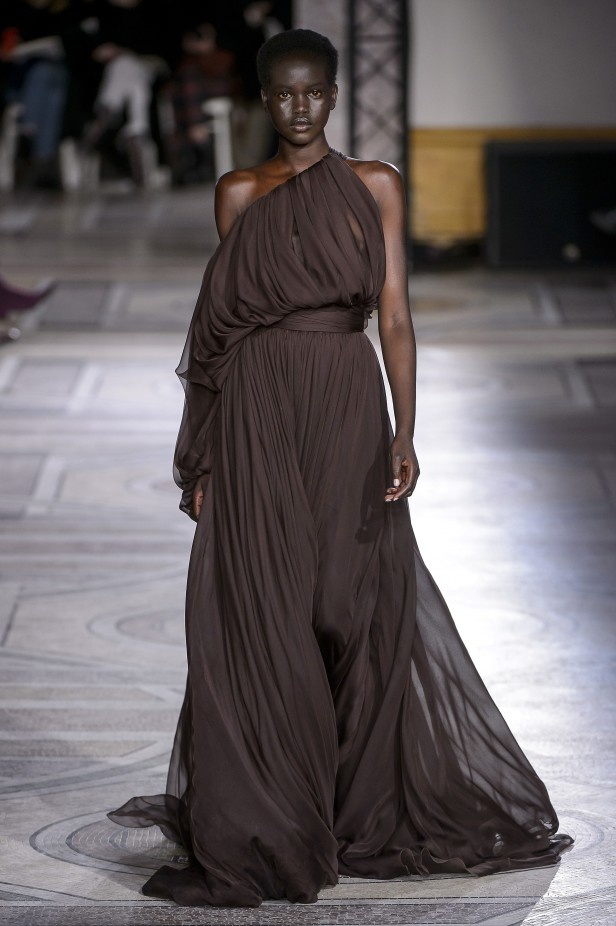 مجموعة Giambatista Valli من الألبسة الفاخرة لربيع وصيف 2018