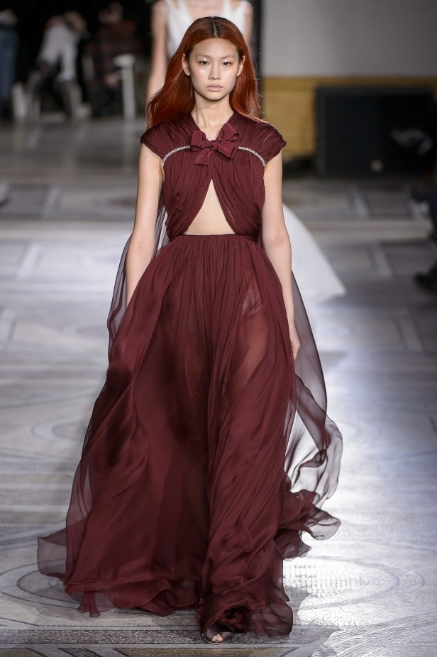 مجموعة Giambatista Valli من الألبسة الفاخرة لربيع وصيف 2018