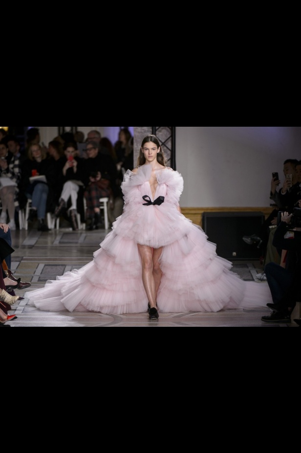 مجموعة Giambatista Valli من الألبسة الفاخرة لربيع وصيف 2018