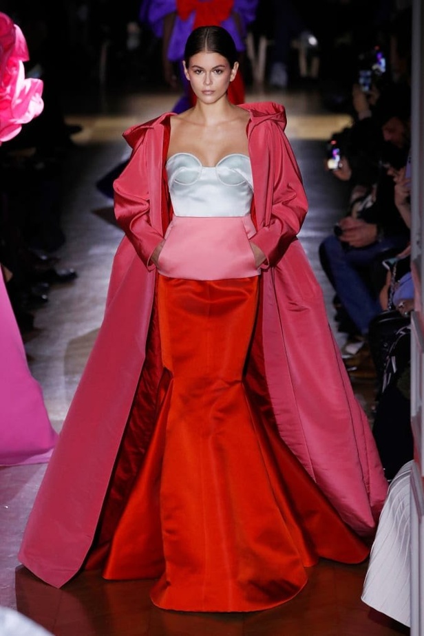 عرض مجموعة  دار Maison Valentino للأزياء الراقية ربيع وصيف 2020