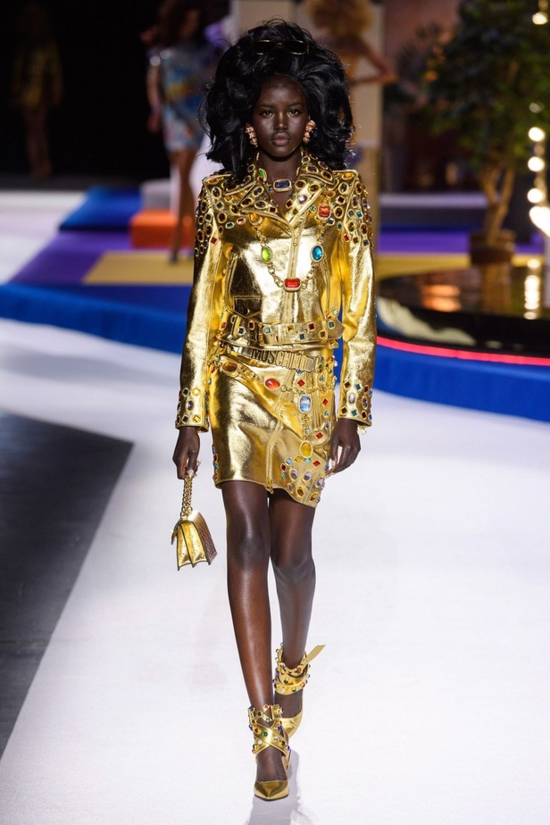 مجموعة Moschino  للألبسة الجاهزة لخريف و شتاء 2019