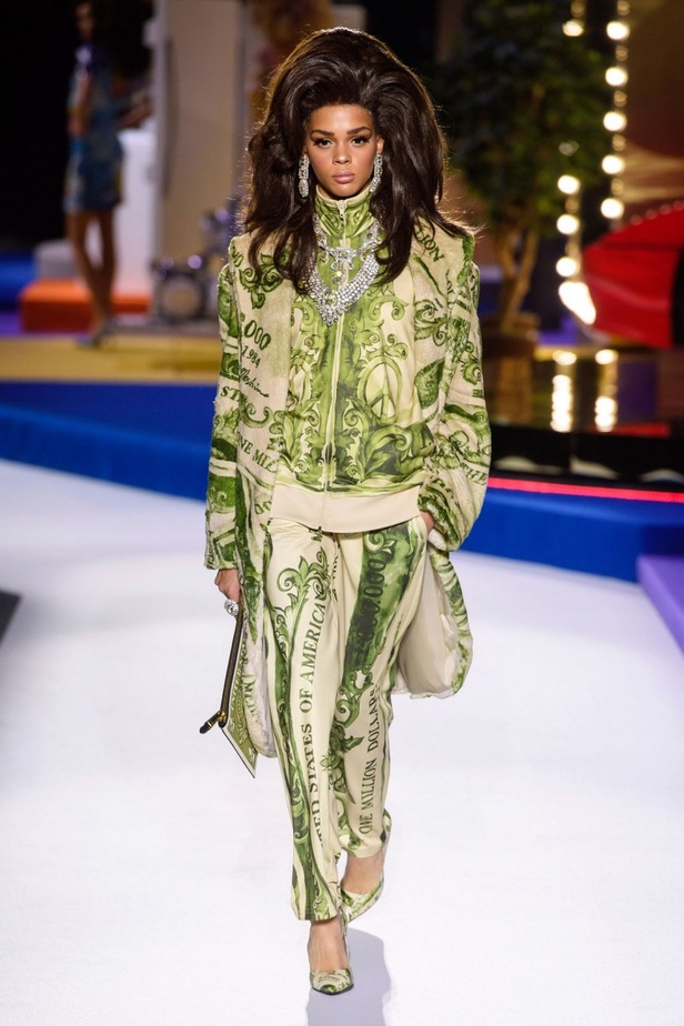 مجموعة Moschino  للألبسة الجاهزة لخريف و شتاء 2019