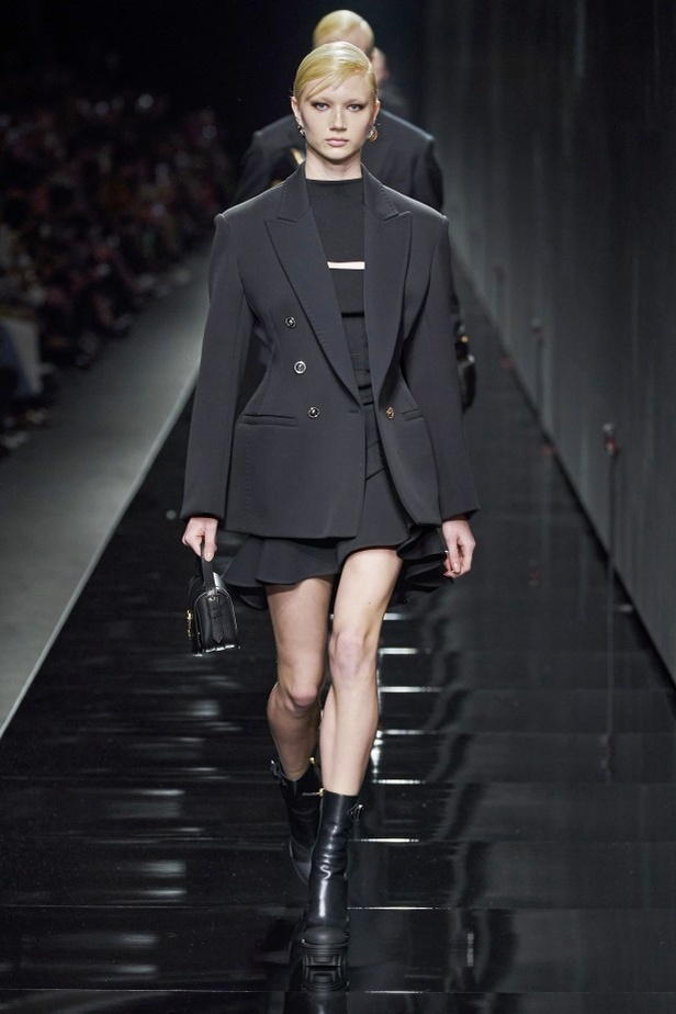 مجموعة فيرساتشي VERSACE لخريف وشتاء 2020-2021