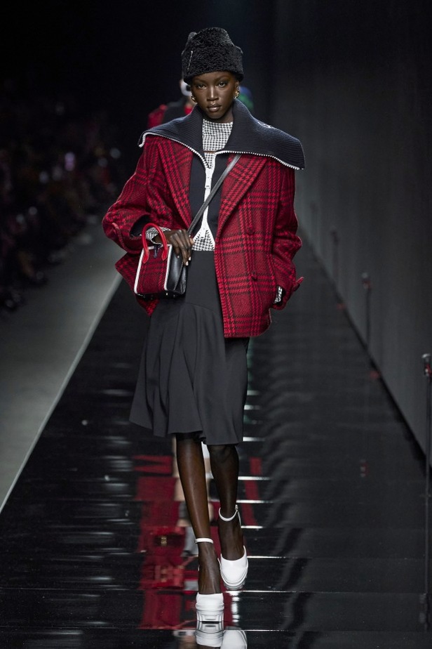 مجموعة فيرساتشي VERSACE لخريف وشتاء 2020-2021