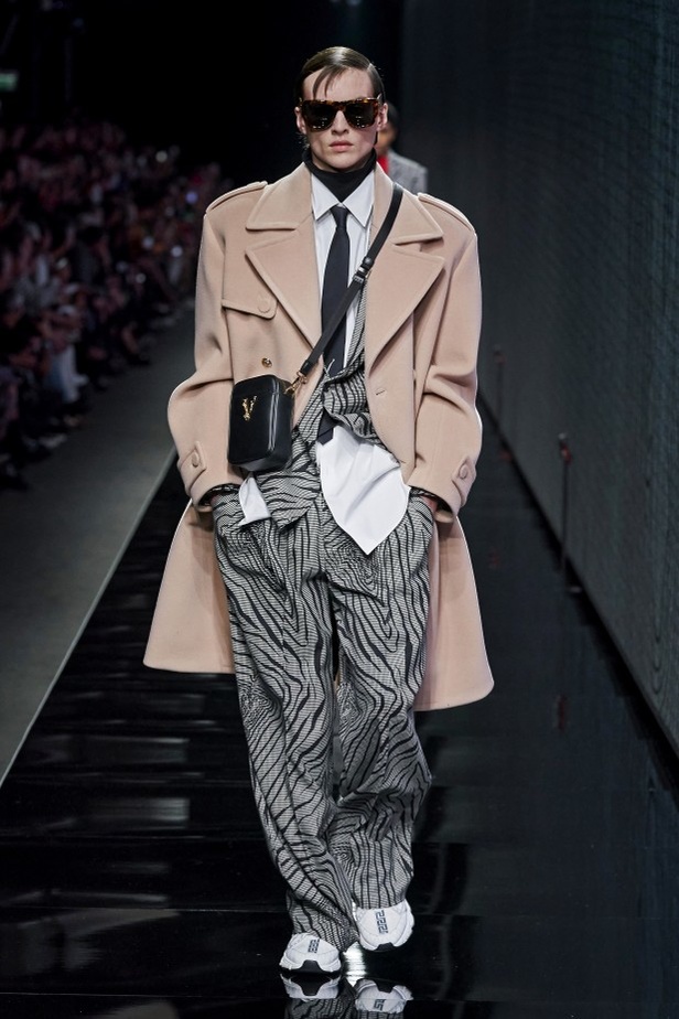 مجموعة فيرساتشي VERSACE لخريف وشتاء 2020-2021