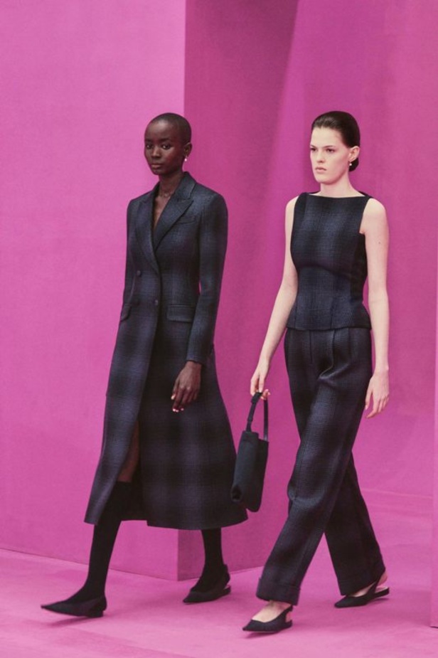 عرض أزياء مجموعة Emilia Wickstead لموسم خريف وشتاء 2021 ضمن أسبوع الموضة في لندن