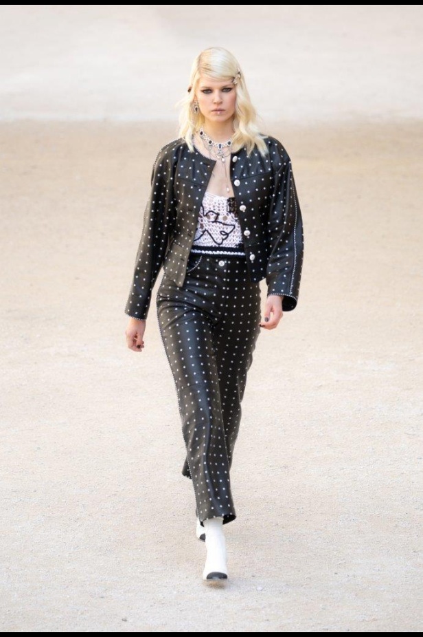 صور مجموعة عرض أزياء "شانيل كروز" Cruise CHANEL 2022 -2021  