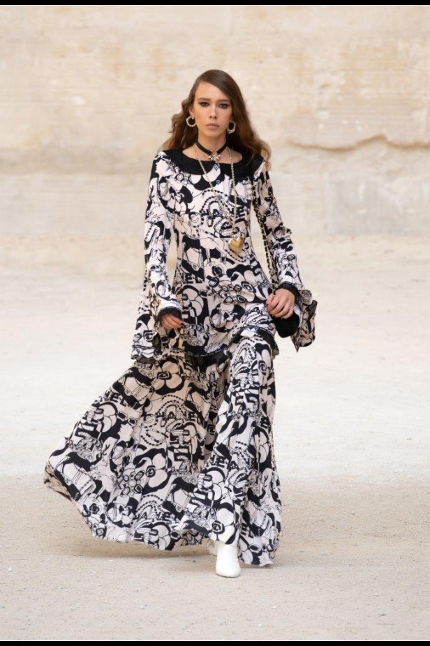 صور مجموعة عرض أزياء "شانيل كروز" Cruise CHANEL 2022 -2021  