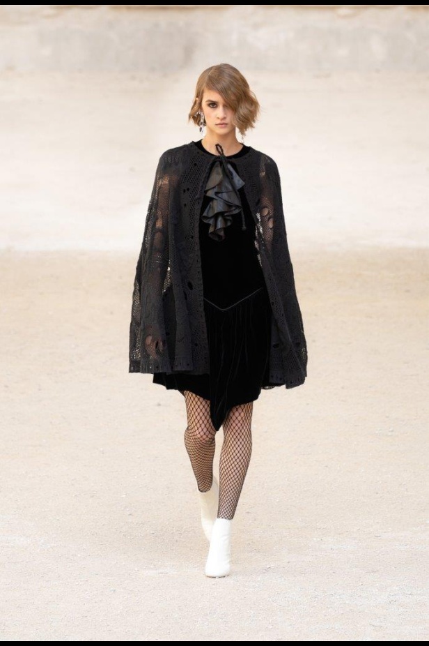 صور مجموعة عرض أزياء "شانيل كروز" Cruise CHANEL 2022 -2021  