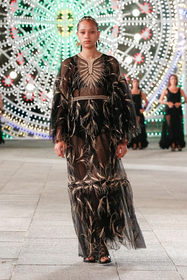 عرض ازياء مجموعة ديور Dior كروز ربيع 2021 يحيي الابداع والمهارات الحرفية