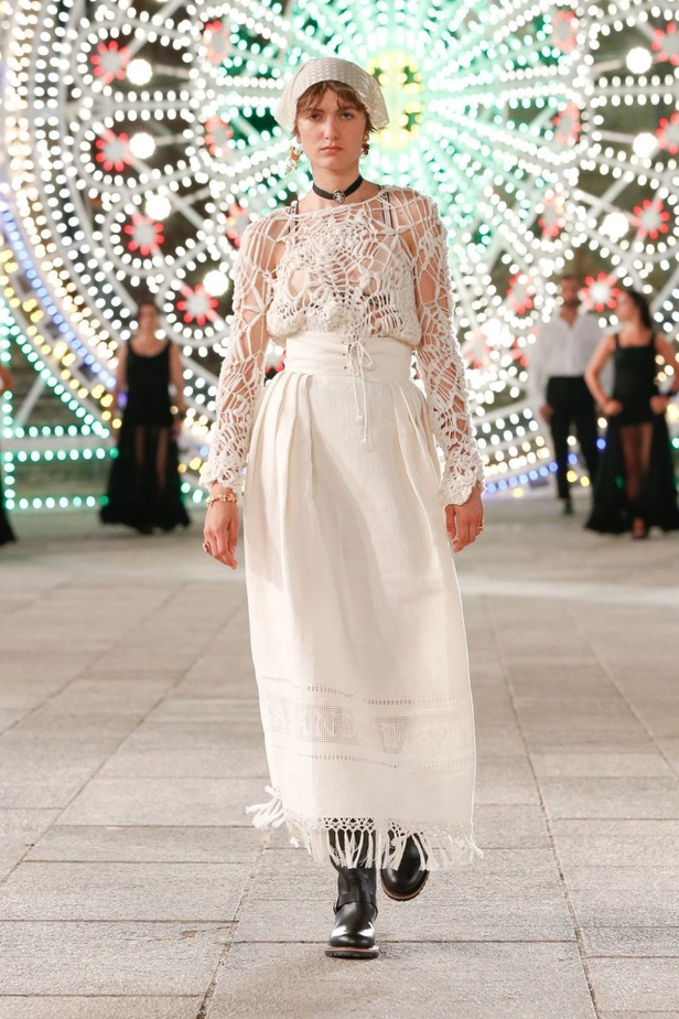 عرض ازياء مجموعة ديور Dior كروز ربيع 2021 يحيي الابداع والمهارات الحرفية