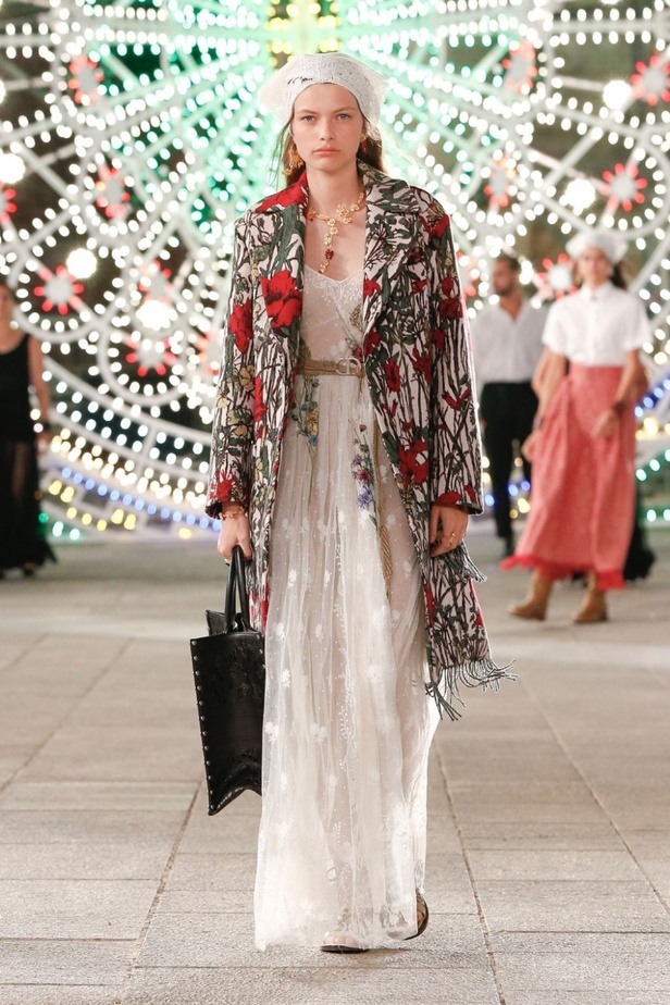 عرض ازياء مجموعة ديور Dior كروز ربيع 2021 يحيي الابداع والمهارات الحرفية