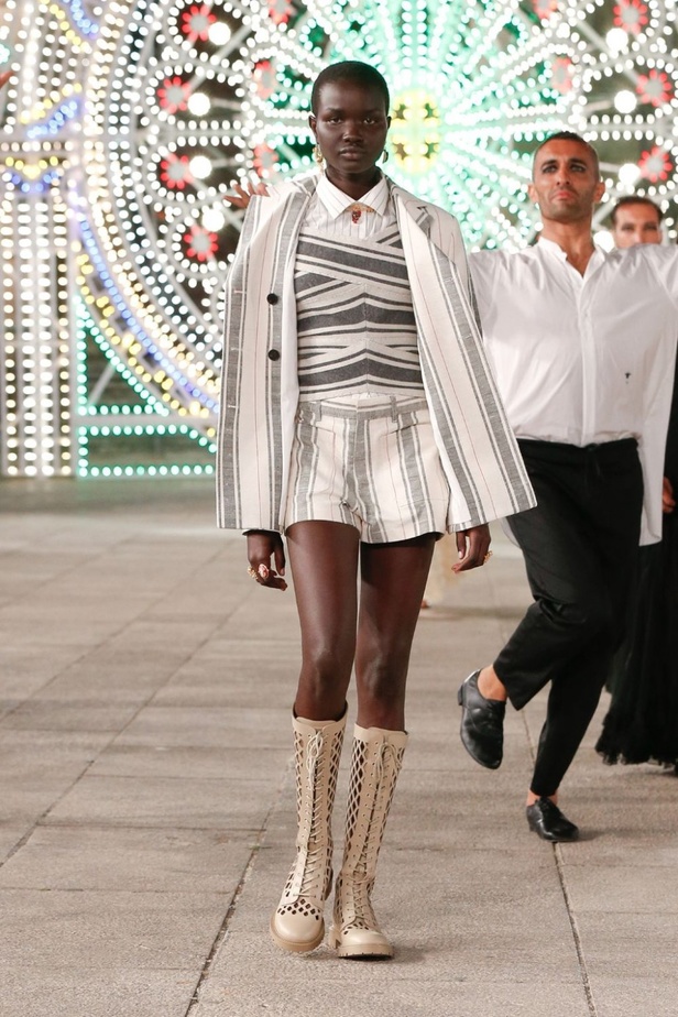 عرض ازياء مجموعة ديور Dior كروز ربيع 2021 يحيي الابداع والمهارات الحرفية