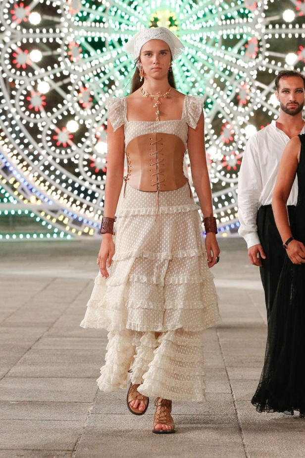 عرض ازياء مجموعة ديور Dior كروز ربيع 2021 يحيي الابداع والمهارات الحرفية