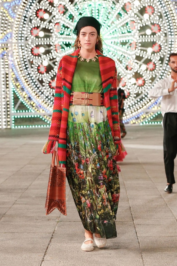 عرض ازياء مجموعة ديور Dior كروز ربيع 2021 يحيي الابداع والمهارات الحرفية