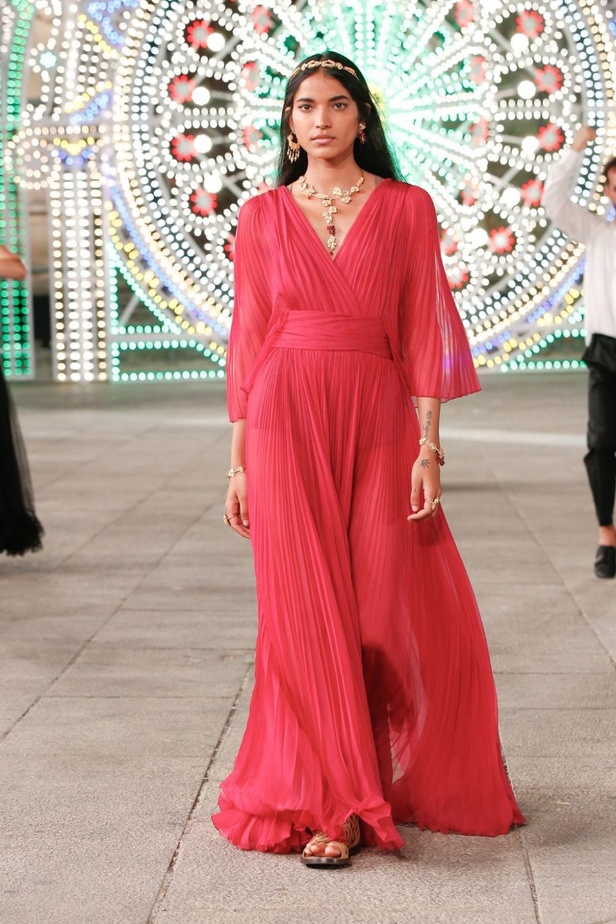 عرض ازياء مجموعة ديور Dior كروز ربيع 2021 يحيي الابداع والمهارات الحرفية