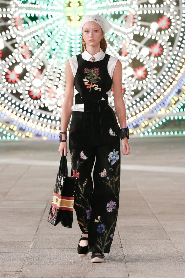 عرض ازياء مجموعة ديور Dior كروز ربيع 2021 يحيي الابداع والمهارات الحرفية