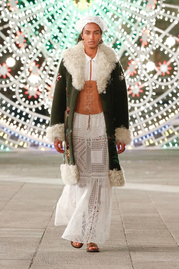 عرض ازياء مجموعة ديور Dior كروز ربيع 2021 يحيي الابداع والمهارات الحرفية