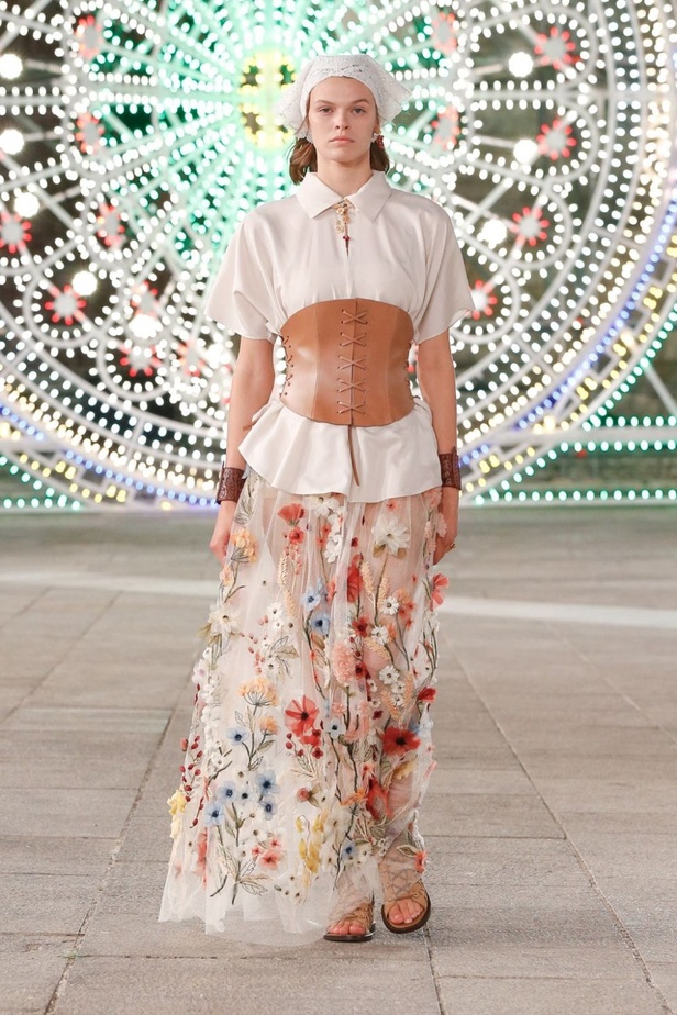 عرض ازياء مجموعة ديور Dior كروز ربيع 2021 يحيي الابداع والمهارات الحرفية