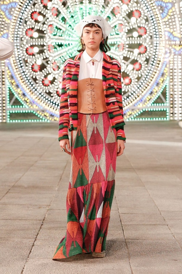 عرض ازياء مجموعة ديور Dior كروز ربيع 2021 يحيي الابداع والمهارات الحرفية