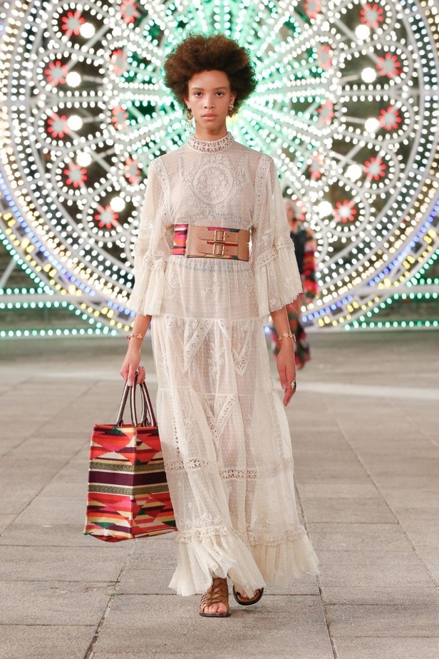 عرض ازياء مجموعة ديور Dior كروز ربيع 2021 يحيي الابداع والمهارات الحرفية