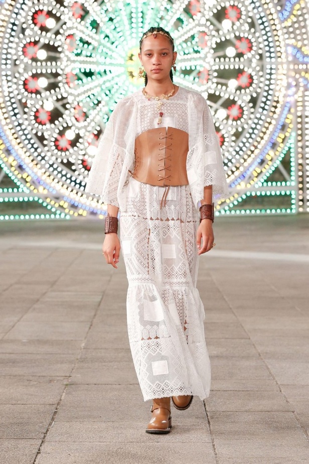 عرض ازياء مجموعة ديور Dior كروز ربيع 2021 يحيي الابداع والمهارات الحرفية