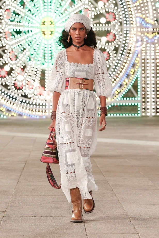 عرض ازياء مجموعة ديور Dior كروز ربيع 2021 يحيي الابداع والمهارات الحرفية