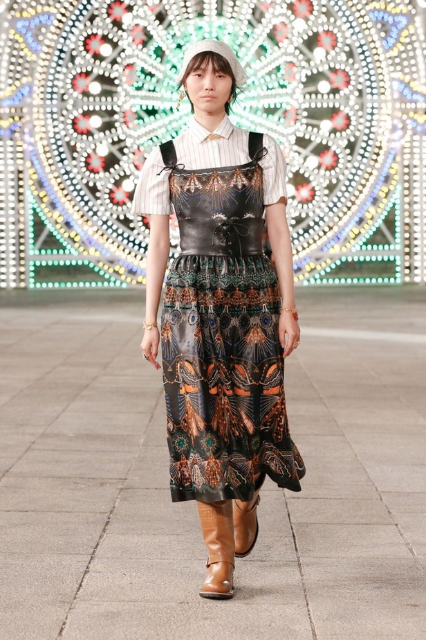 عرض ازياء مجموعة ديور Dior كروز ربيع 2021 يحيي الابداع والمهارات الحرفية