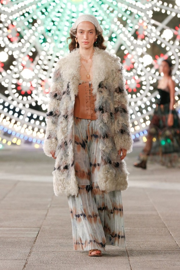 عرض ازياء مجموعة ديور Dior كروز ربيع 2021 يحيي الابداع والمهارات الحرفية