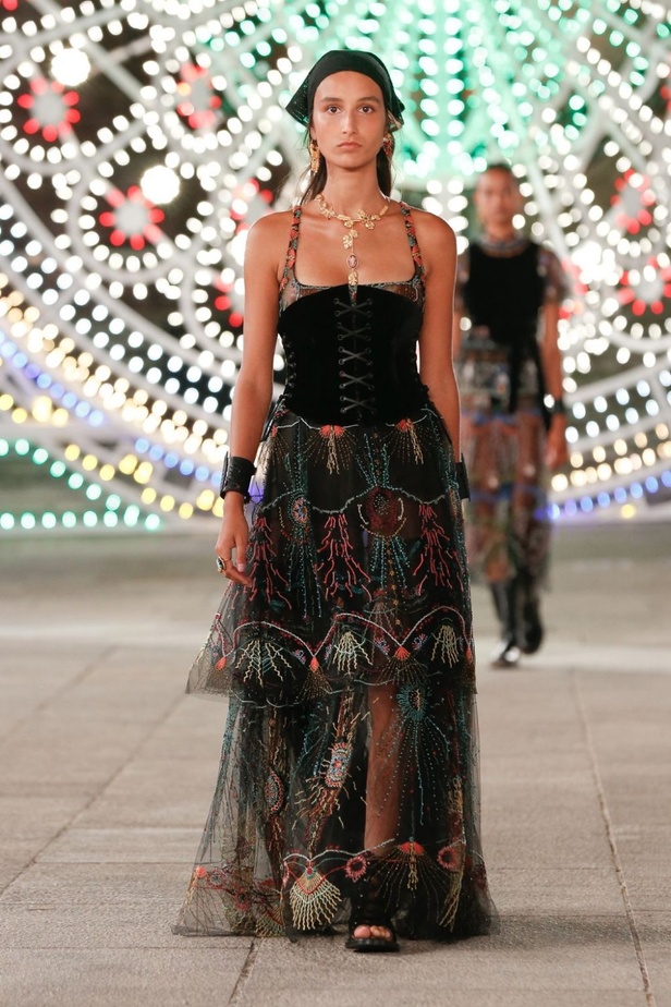 عرض ازياء مجموعة ديور Dior كروز ربيع 2021 يحيي الابداع والمهارات الحرفية