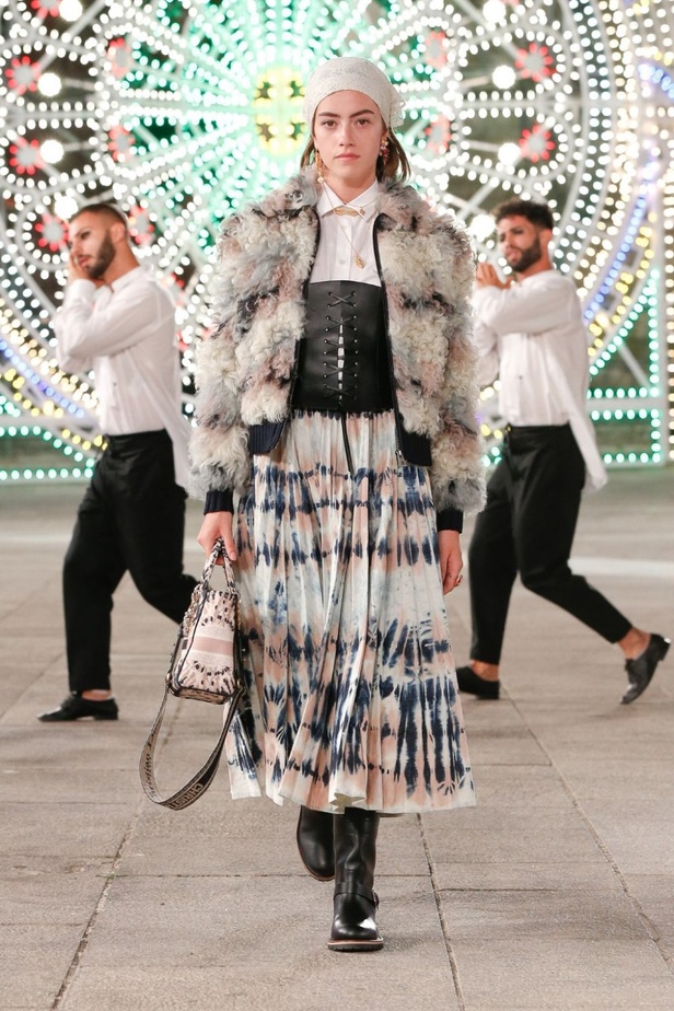 عرض ازياء مجموعة ديور Dior كروز ربيع 2021 يحيي الابداع والمهارات الحرفية