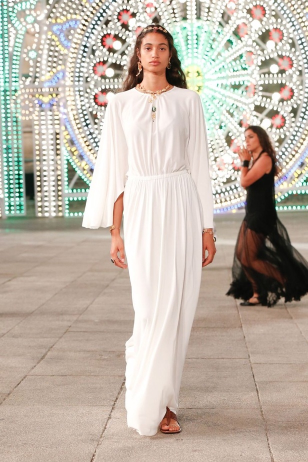 عرض ازياء مجموعة ديور Dior كروز ربيع 2021 يحيي الابداع والمهارات الحرفية