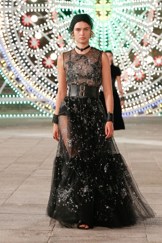 عرض ازياء مجموعة ديور Dior كروز ربيع 2021 يحيي الابداع والمهارات الحرفية