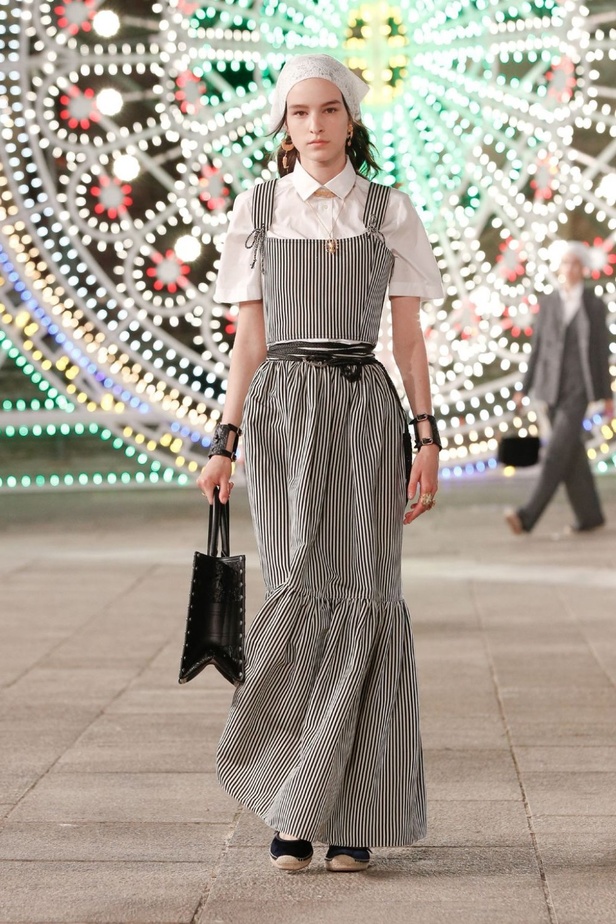 عرض ازياء مجموعة ديور Dior كروز ربيع 2021 يحيي الابداع والمهارات الحرفية