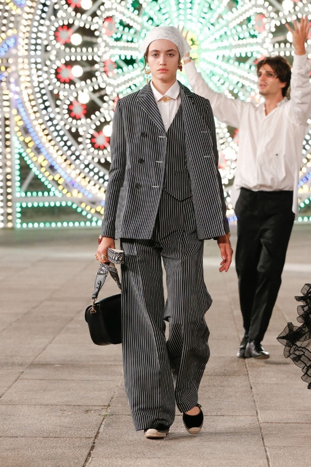 عرض ازياء مجموعة ديور Dior كروز ربيع 2021 يحيي الابداع والمهارات الحرفية