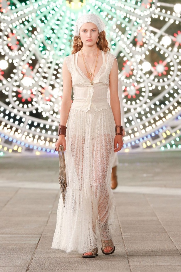 عرض ازياء مجموعة ديور Dior كروز ربيع 2021 يحيي الابداع والمهارات الحرفية